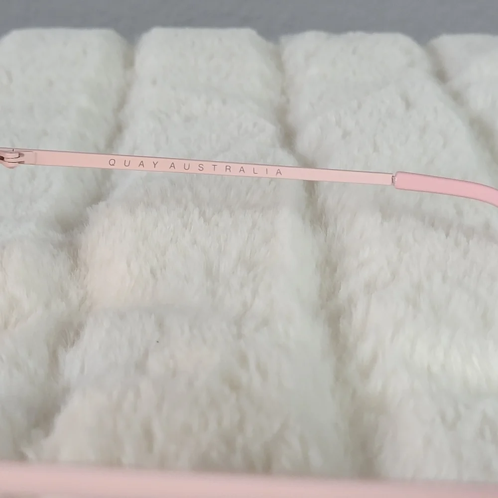QUAY // ltd ed pink jezabel round frame blue light glasses